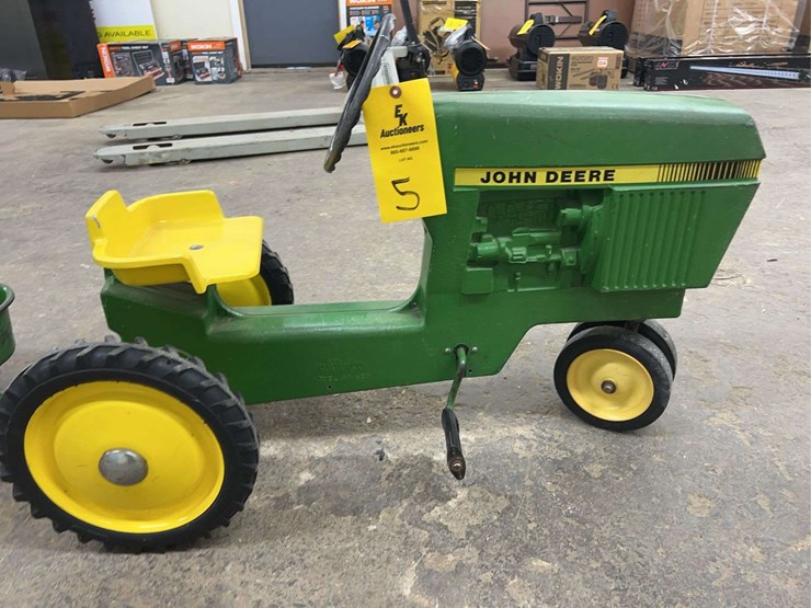 john-deere-pedal-tractor-w/-metal-wagon-image-9