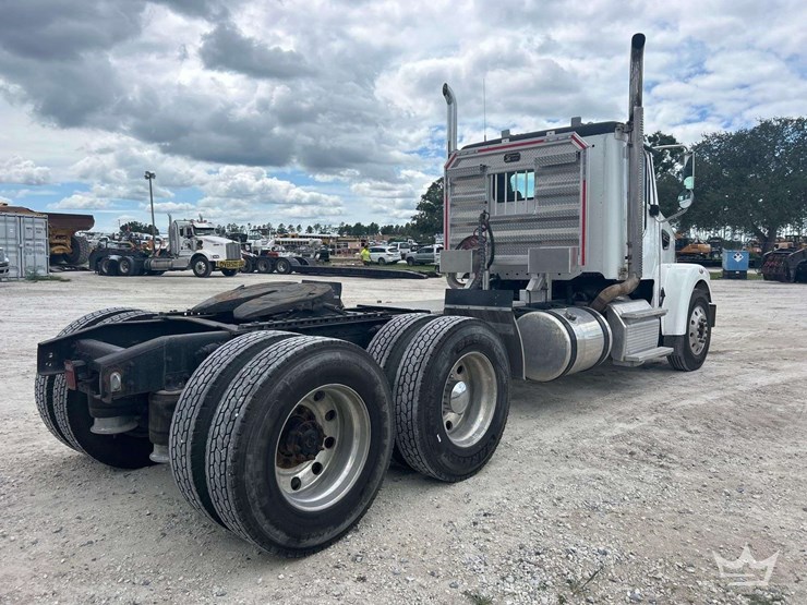 2015-freightliner-122sd-image-3