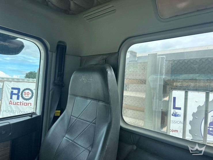 2015-freightliner-122sd-image-16