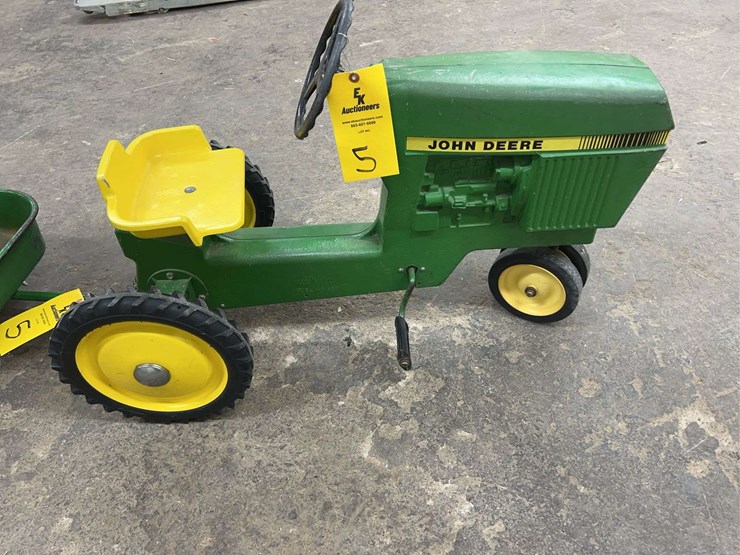 john-deere-pedal-tractor-w/-metal-wagon-image-8