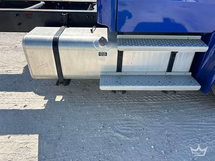 2018-freightliner-m2-106-image-38