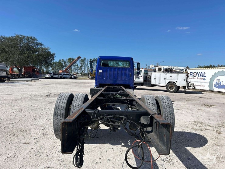 2018-freightliner-m2-106-image-44