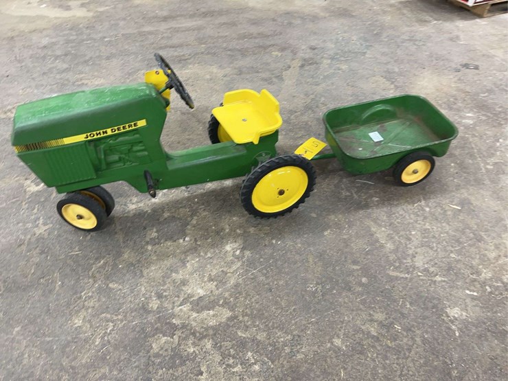john-deere-pedal-tractor-w/-metal-wagon-image-1