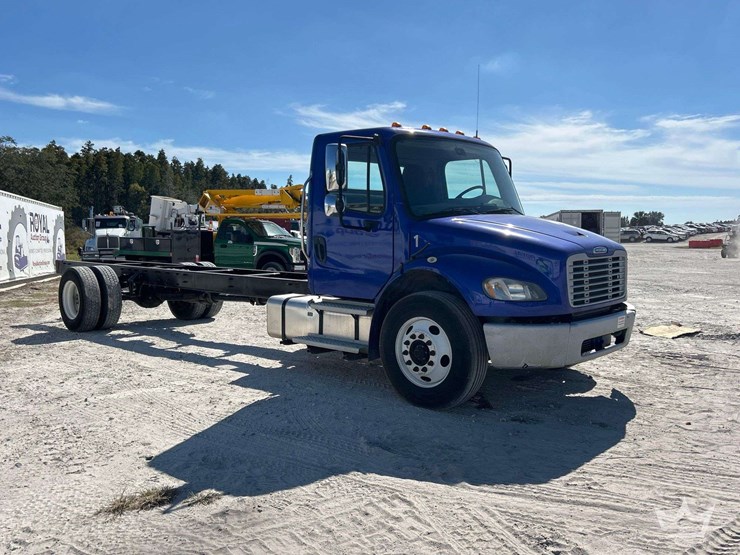 2018-freightliner-m2-106-image-2