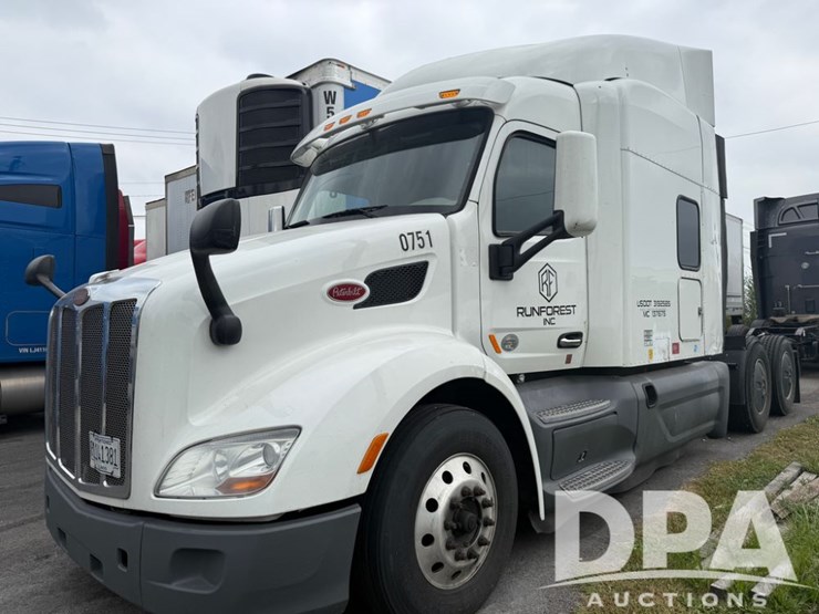 2019-peterbilt-579-image-1