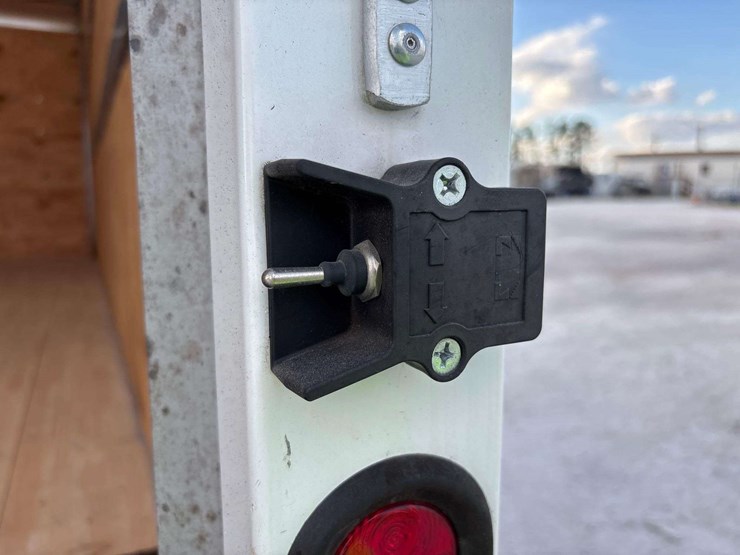 2020-hino-195-image-17