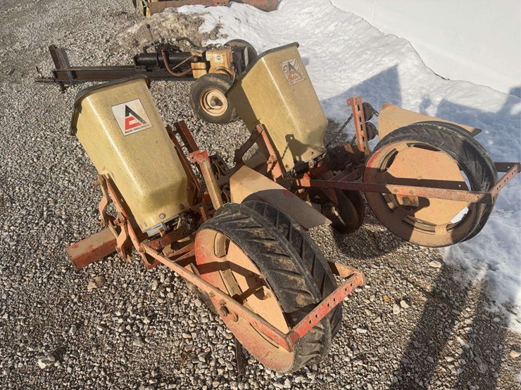 ac-2-row-3-pt-planter-image-1