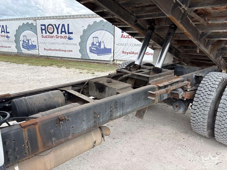 1999-gmc-c7500-s/a-dump-truck-image-12