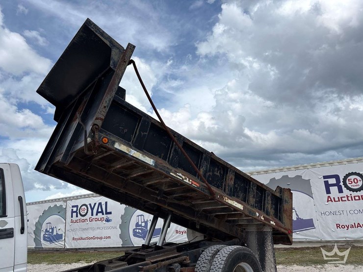 1999-gmc-c7500-s/a-dump-truck-image-16