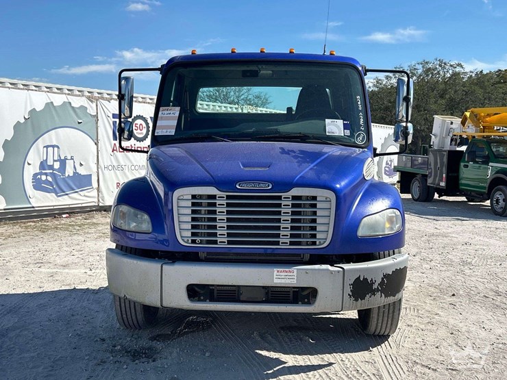 2018-freightliner-m2-106-image-43