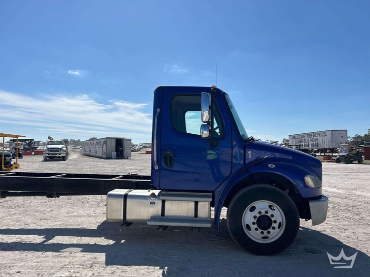 2018-freightliner-m2-106-image-6