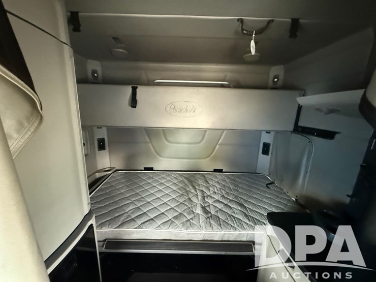 2019-peterbilt-579-image-21