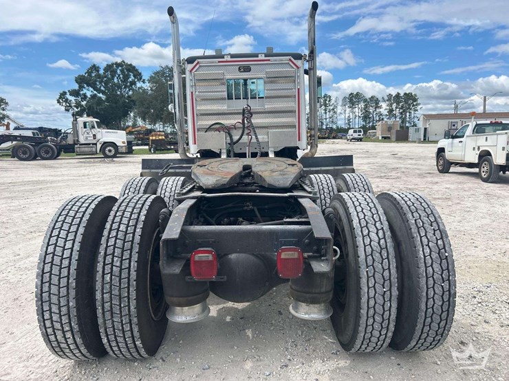 2015-freightliner-122sd-image-21