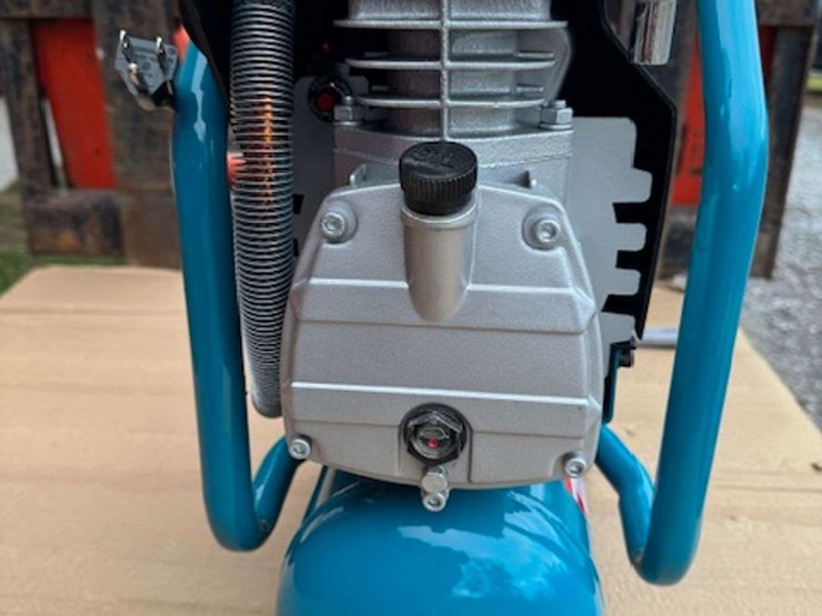 unused-makita-2.6-gallon-air-compressor-image-6