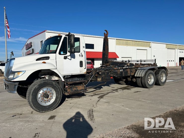 international-7400-image-2