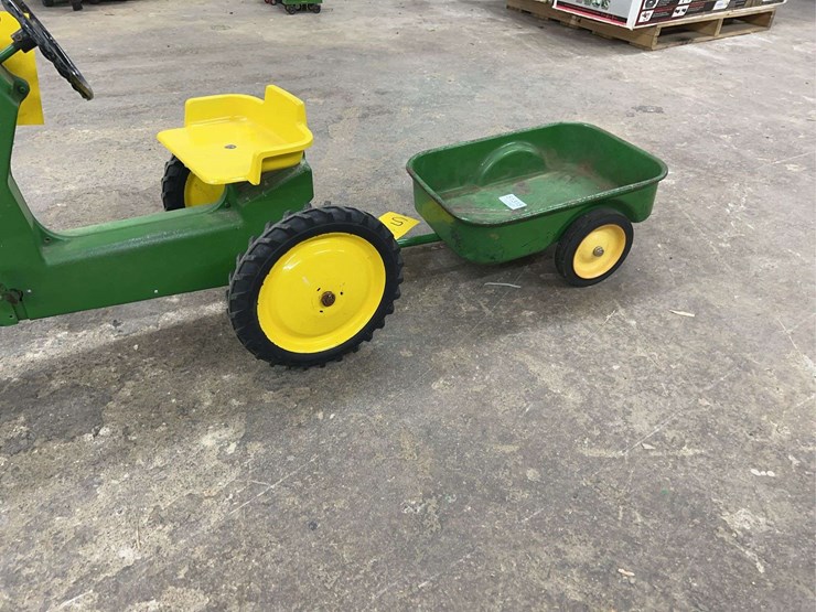 john-deere-pedal-tractor-w/-metal-wagon-image-4