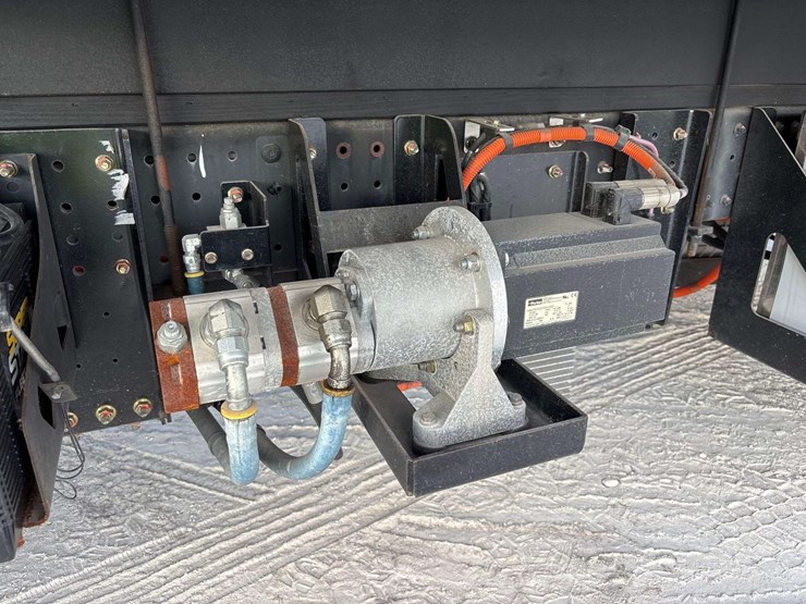 2020-hino-195-image-22