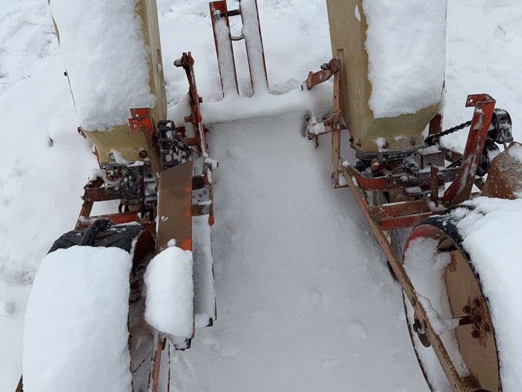 ac-2-row-3-pt-planter-image-4