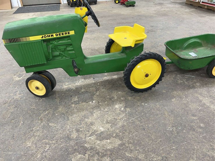 john-deere-pedal-tractor-w/-metal-wagon-image-3