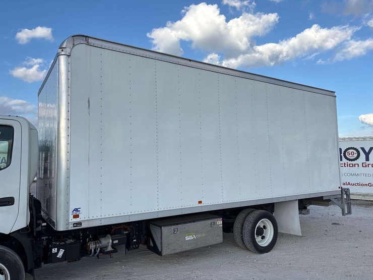 2020-hino-195-image-9