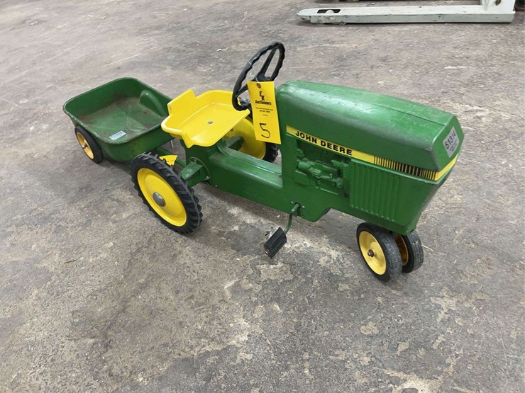 john-deere-pedal-tractor-w/-metal-wagon-image-7