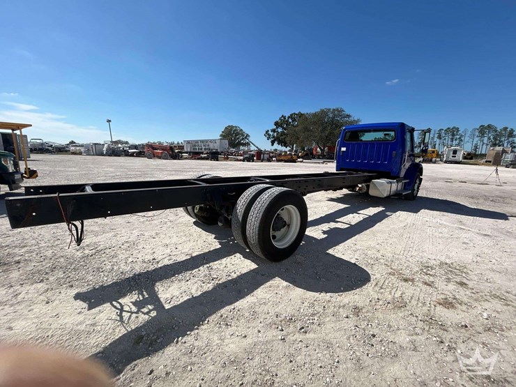 2018-freightliner-m2-106-image-3