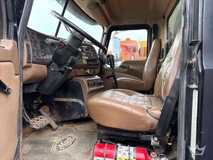 2004-mack-cv713-granite-fuel-and-lube-truck-image-14