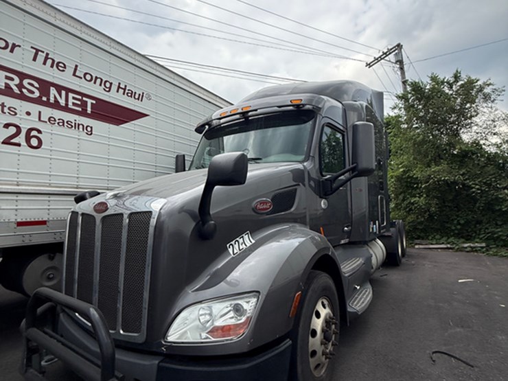 2019-peterbilt-579-image-1