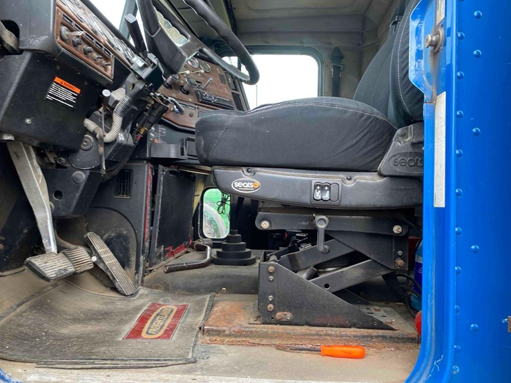 2007-freightliner-day-cab-semi-tractor-image-53