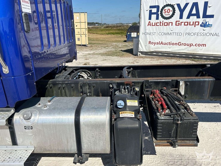 2018-freightliner-m2-106-image-26