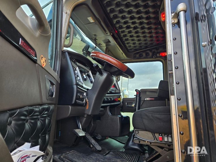 2019-kenworth-w900-image-11