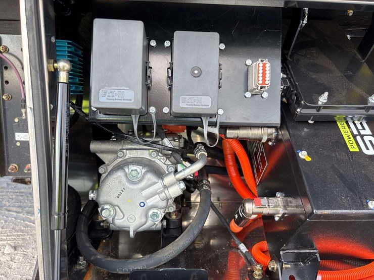 2020-hino-195-image-26