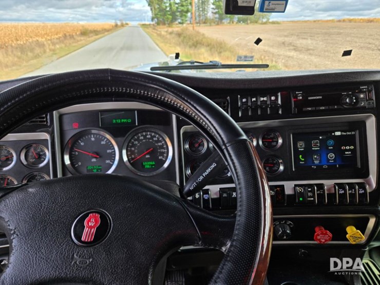 2019-kenworth-w900-image-12