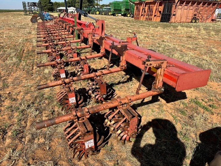 sunflower-16-row-tool-bar-with-rolling-cultivator-image-2