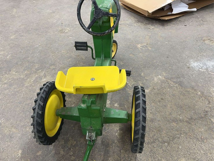 john-deere-pedal-tractor-w/-metal-wagon-image-13