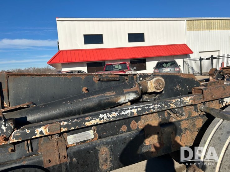 international-7400-image-33