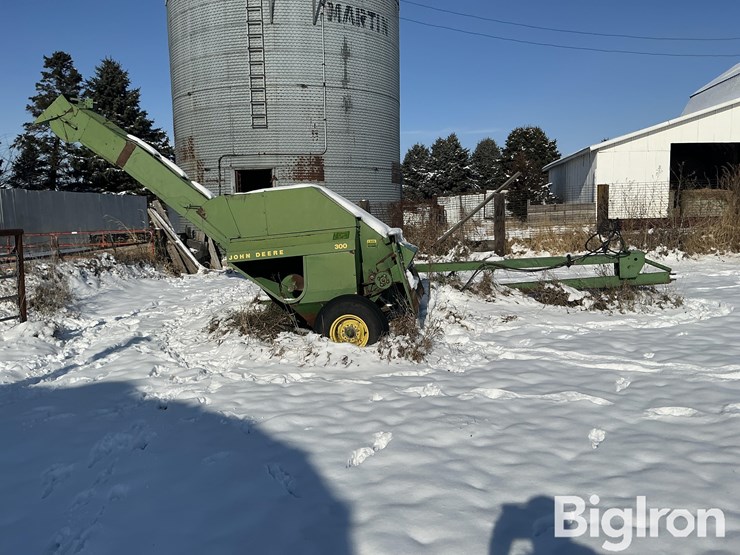 john-deere-300-image-4