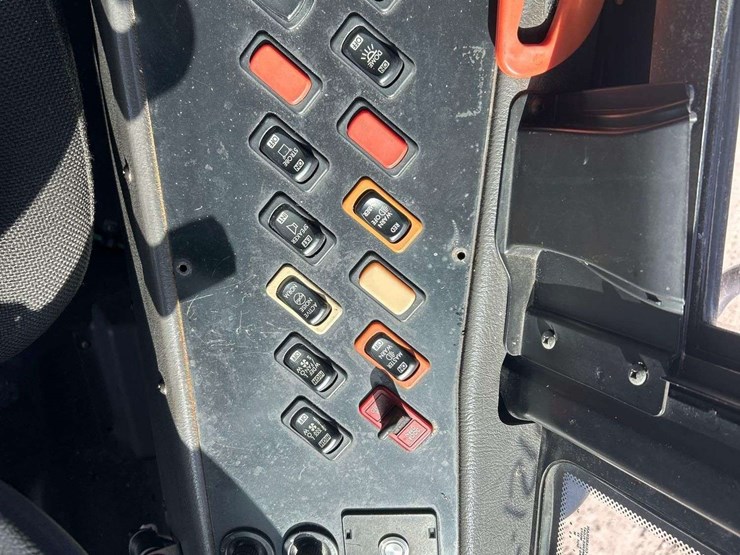 2008-freightliner-b2-image-14