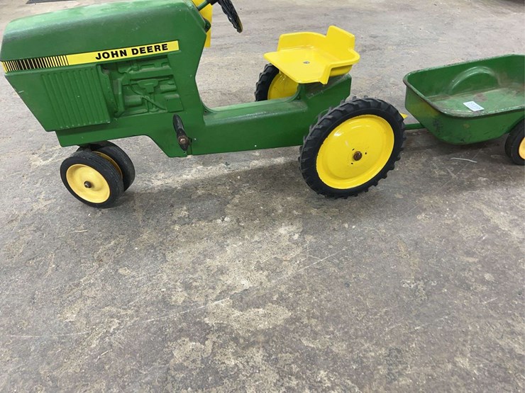 john-deere-pedal-tractor-w/-metal-wagon-image-2