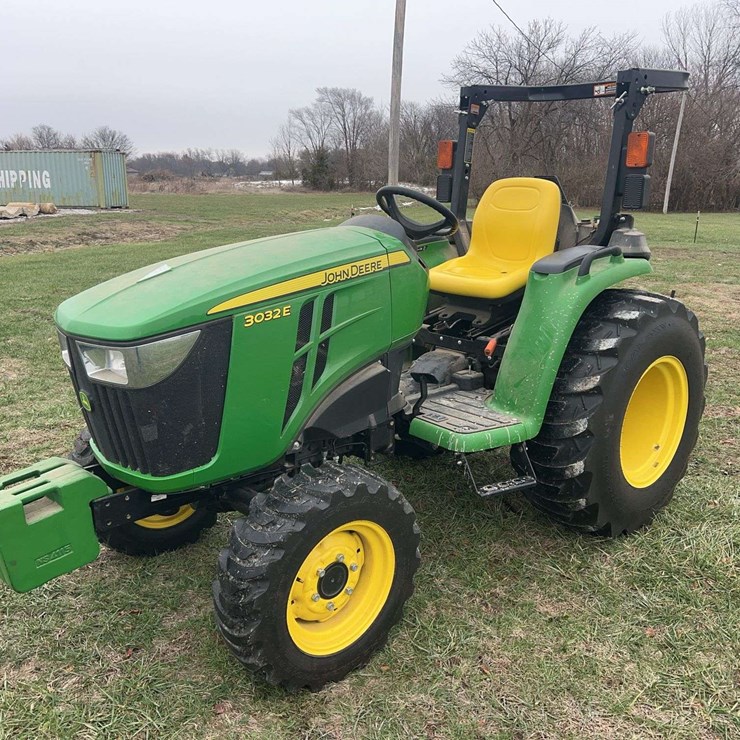 JOHN DEERE 3032E