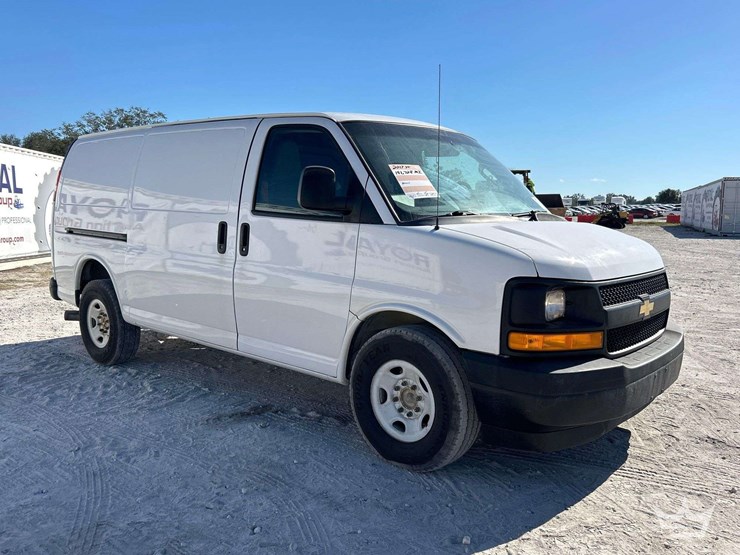 2017-chevrolet-express-2500-image-2