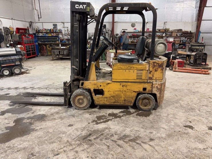cat-6000-lb-fork-lift-image-3