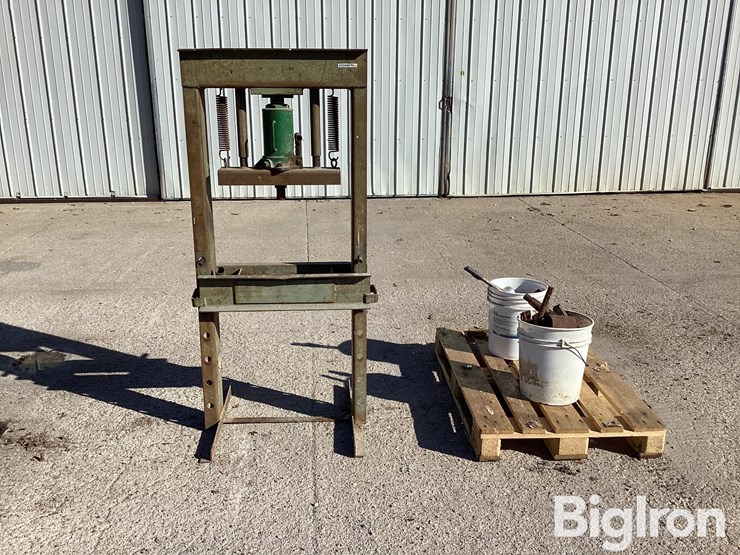 h-frame-floor-shop-press-image-2