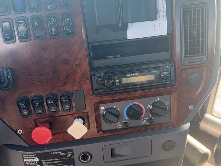 2012-mack-semi-image-8