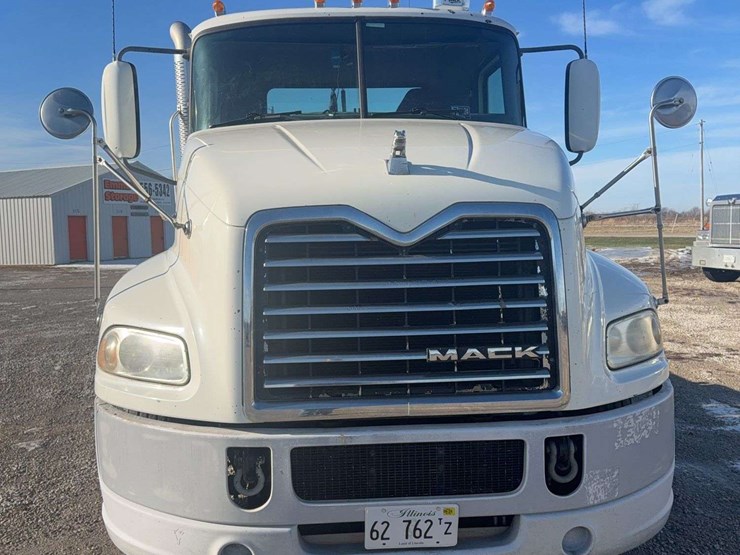 2012-mack-semi-image-2