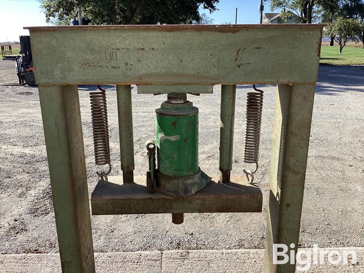 h-frame-floor-shop-press-image-13