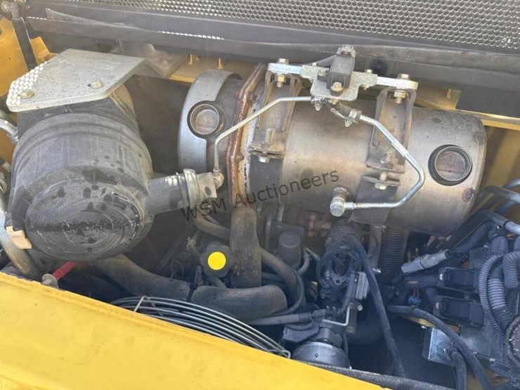 new-holland-l216-image-14