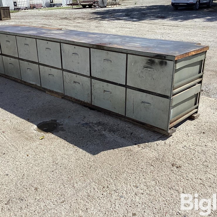 14-Drawer Metal Work Bench