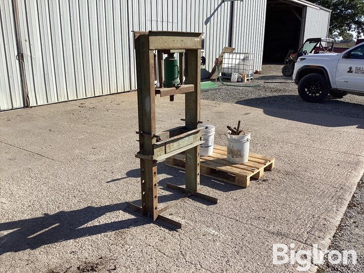 h-frame-floor-shop-press-image-3