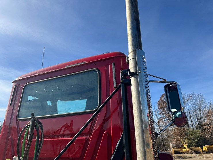 #35229-•-2013-mack-chu-t/a-daycab-truck-tractor-image-37